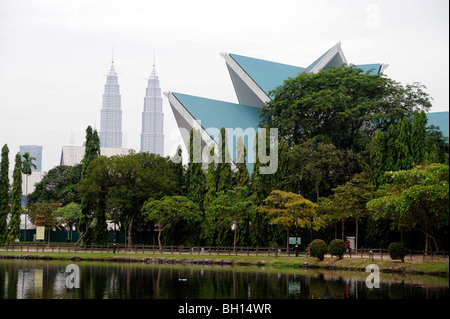 Kulturpalast, Nationaltheater und Petronas Twin Towers in Kuala Lumpur, Malaysia, Indonesien, Asien Stockfoto