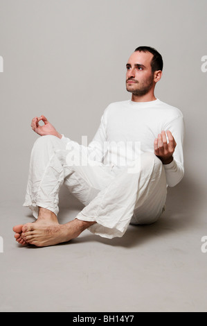 Junge männliche Model in seinen 20ern in einem sitzen Yoga position Model-Release verfügbar Stockfoto