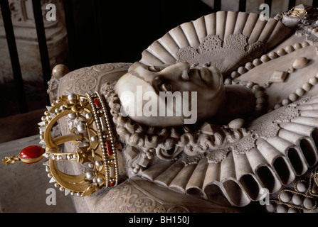 Königin Elisabeth i. Grab & Denkmal von Maximilian Colt 1603, mit Krone und Ruff Westminster Abbey-London England Stockfoto