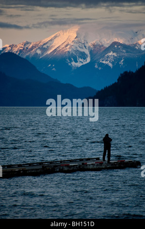 Harrison Lake, British Columbia, Kanada. Ein Bild unter Augenblick präsentiert sich als die Sonne über die schneebedeckten Berge. Stockfoto