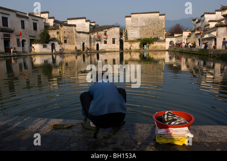 Frau Wäsche im Mond Teich in Hongcun. Anhui Provinz, China. Stockfoto