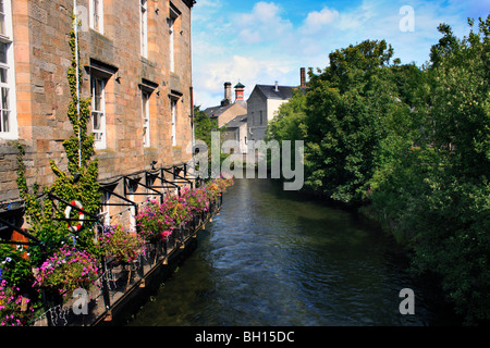 Ein Fluss fließt durch Cockermouth in Cumbria, England Stockfoto