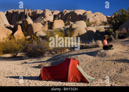 Jumbo Rocks Campground, Joshua Tree National Park, Kalifornien. (Modell freigegeben) Stockfoto