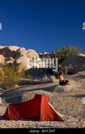 Jumbo Rocks Campground, Joshua Tree National Park, Kalifornien. (Modell freigegeben) Stockfoto