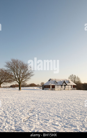 Die schneebedeckte Cricket Pavillion am Boltons Bank am Lyndhurst im New Forest National Park in Hampshire, England. Stockfoto