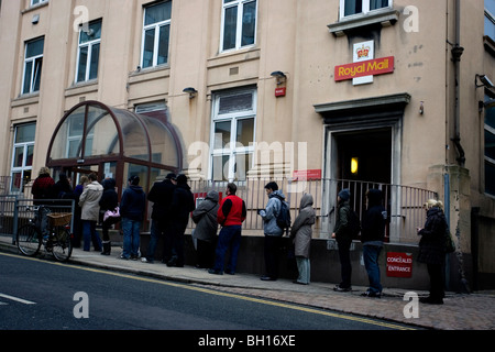 Eine große Schlange von Menschen warten auf die Post in North Road, Brighton, East Sussex, UK zu benutzen. Stockfoto