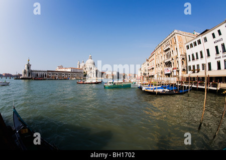 Einer der vielen Grachten mit typischen venusischen Architektur in Venedig Italien Stockfoto