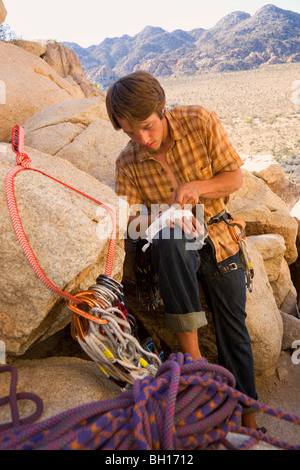 Matt VanBiene Klettern in Joshua Tree Nationalpark, Kalifornien. (Modell freigegeben) Stockfoto