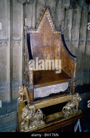 Krönung Thron gemacht für Edward I, um den Stein von Scone enthalten. Westminster Abbey, London England Stockfoto