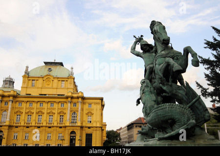 Saint George-Skulptur vor dem Kroatischen Nationaltheater in Zagreb, Kroatien Stockfoto