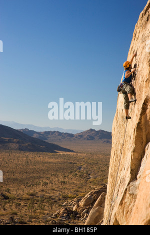 Thomas Vetsch Klettern in Joshua Tree Nationalpark, Kalifornien. (Modell freigegeben) Stockfoto