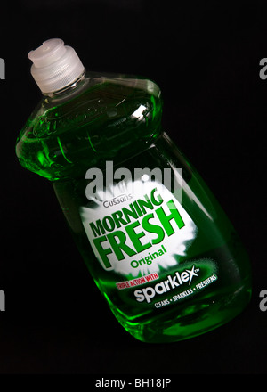 Eine Flasche Cussons Morgen frische Spülmittel vor einem schwarzen Hintergrund. Stockfoto