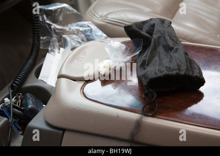 Betäubungsmittel, Crack-Kokain, befindet sich im Fahrzeug. Drogen im Zusammenhang mit Durchsuchungsbefehl. Straße Drogen Einheit, Kansas City, Missouri Stockfoto