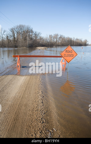 Straße ist aufgrund der Red River geschlossen Überschwemmungen in ländliche Manitoba, Kanada Stockfoto