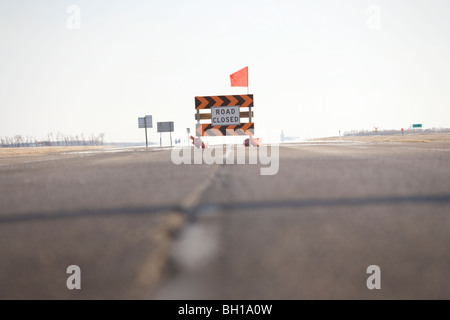 Straße gesperrt-Schild in der Mitte der Autobahn aufgrund der Red River Hochwasser, ländliche Manitoba, Kanada Stockfoto