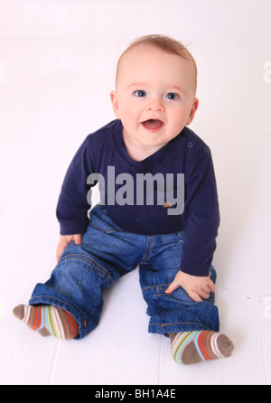 6 Monate alten roten Haaren jungen sitzen. Stockfoto