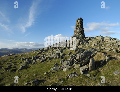 Cumbrian Berg, Gipfel des "High Street" in den englischen Seen mit blauem Himmel und niedrigeren Hügeln in der Ferne Stockfoto