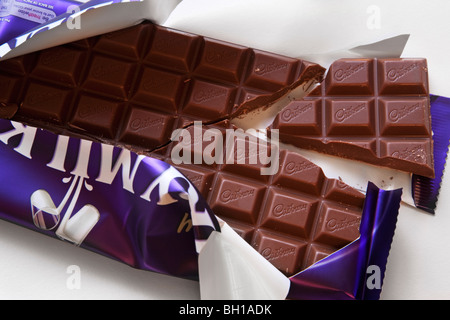 Eine geöffnete und gebrochene 230g Bar von Cadbury Dairy Milk Schokolade. Stockfoto