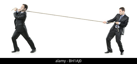 Zwei Geschäftsleute, die ein Seil ziehen Stockfoto