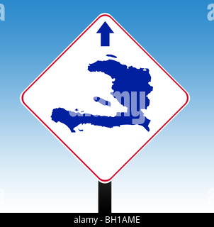 Haiti-Straßenschild in flag Farben mit Richtungspfeil, blauer Himmelshintergrund. Stockfoto