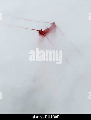 Luftaufnahme über Golden Gate Brücke Nebel Stockfoto