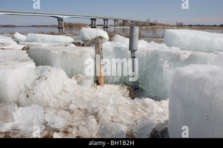 Große Klumpen des Eises am Ufer des Roten Flusses, Manitoba, Kanada Stockfoto