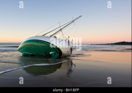 Santa Barbara, Kalifornien: Segelboot angeschwemmt am Strand während des Wintersturms. Stockfoto