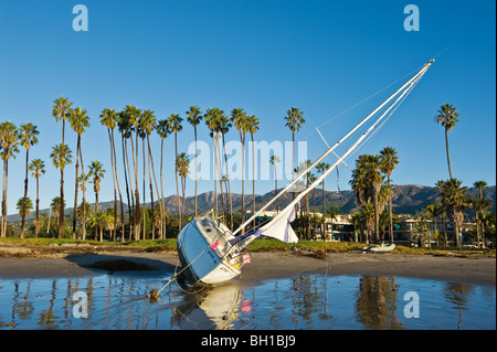 Santa Barbara, Kalifornien: Segelboot angeschwemmt am Strand während des Wintersturms. Stockfoto