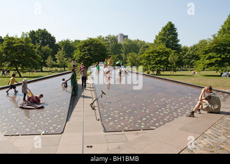 Kinder rutschen Kanada Memorial Green Park Westminster London Stockfoto