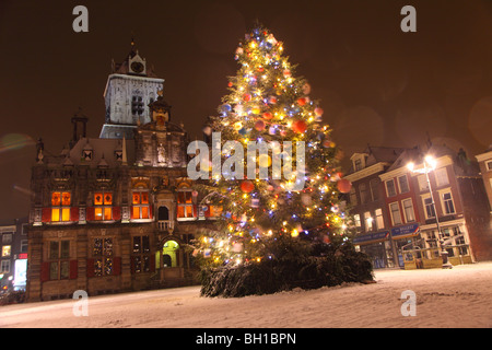 Delft, Zuid-Holland, Niederlande, Holland, Schnee, winter, Dezember mit Weihnachtsbaum auf dem markt Stockfoto