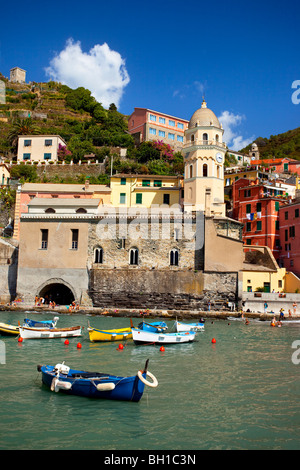 Der kleine Hafen in Vernazza Ligurien Italien Stockfoto