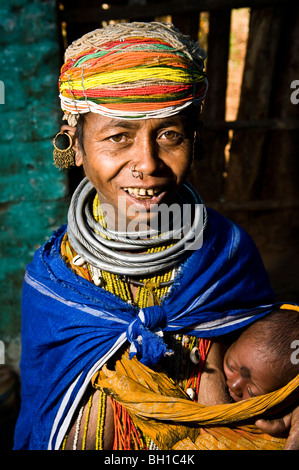 Ein Bonda Frau stillt ihr Baby. Stockfoto