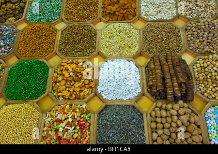 Anzeige von Bonbons und Nüssen Stockfoto