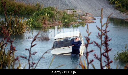 4WD stecken in Flut Lagune. Rakaia Hütten, Canterbury, Neuseeland Stockfoto