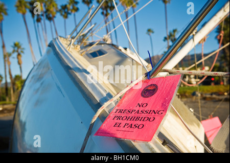 Santa Barbara, Kalifornien: Segelboot angeschwemmt am Strand während des Wintersturms. Stockfoto