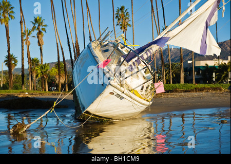 Santa Barbara, Kalifornien: Segelboot angeschwemmt am Strand während des Wintersturms. Stockfoto