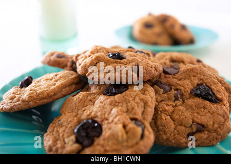 Milch und Kekse mit Schokosplittern Stockfoto