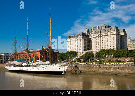 Libertador Gebäude, ein Schiffsmuseum im Stadtteil Puerto Madero Hafenviertel von Buenos Aires, Argentinien Stockfoto