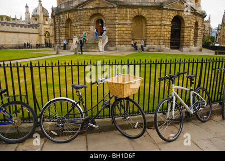 Geparkte Fahrräder Radcliffe square Oxford England UK Europe Stockfoto
