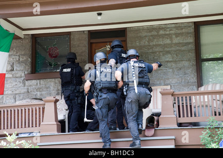 Polizei taktische Team Eingabe dient ein hohes Risiko-Medikament im Zusammenhang mit Durchsuchungsbefehl. Straße Drogen Einheit, Kansas City, MO, PD. Stockfoto