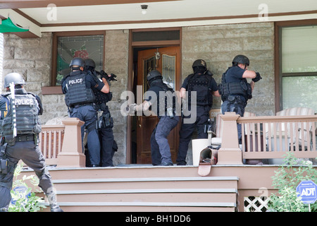 Polizei taktische Team Eingabe dient ein hohes Risiko-Medikament im Zusammenhang mit Durchsuchungsbefehl. Straße Drogen Einheit, Kansas City, MO, PD. Stockfoto