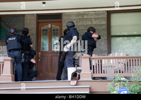 Polizei taktische Team Eingabe dient ein hohes Risiko-Medikament im Zusammenhang mit Durchsuchungsbefehl. Straße Drogen Einheit, Kansas City, MO, PD. Stockfoto