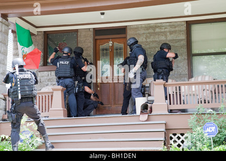 Polizei taktische Team Eingabe dient ein hohes Risiko-Medikament im Zusammenhang mit Durchsuchungsbefehl. Straße Drogen Einheit, Kansas City, MO, PD. Stockfoto
