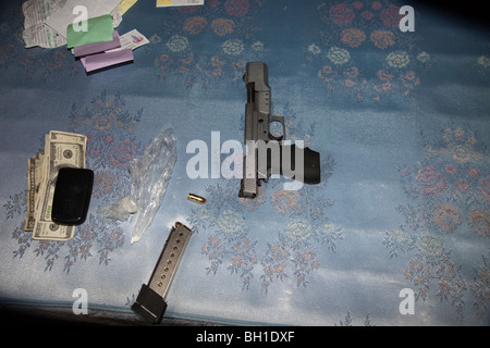 Waffe und Betäubungsmittel während der Hausdurchsuchung der Verdacht Drogendealer der Residenz. Stockfoto