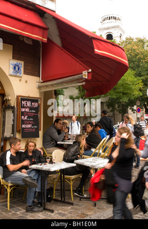 Gäste im Bereich Montmartre mit Sacre Couer im Hintergrund Stockfoto