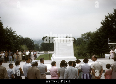 Eine Gruppe von Touristen umgeben das Grabmal der unbekannten während die Wachablösung auf dem Arlington National Cemetery. 50er Jahre 60er Jahre Stockfoto