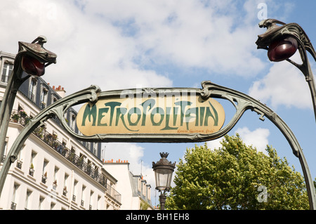 Über Paris Metro Paris Jugendstil Metropolitain Schild zu stoppen Stockfoto