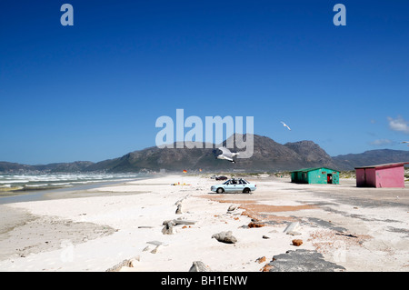 Rote und grüne Hütte Shop Haus auf weißen sandigen Sand Noordhoek Beach, Halbinsel Cape Point, Kapstadt, Südafrika. Stockfoto