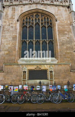 Fahrräder geparkt vor große St. Marys Church am Marktplatz in Cambrdige England UK Europa Stockfoto