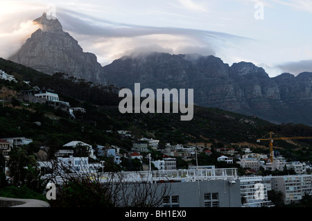 Wolken und Nebel über Tabelle Berg Kapstadt Südafrika betrachtet Ansicht von Camps bay Stockfoto